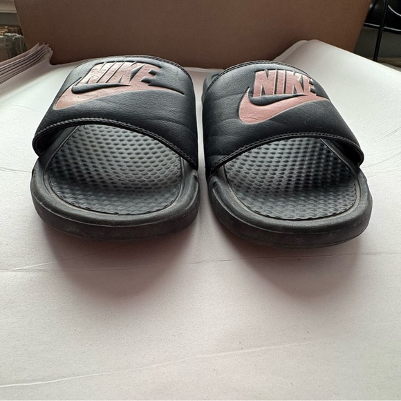 Nike Benassi Black Rose Gold Slide Sandals Size 10 Women - Picture 3 of 16